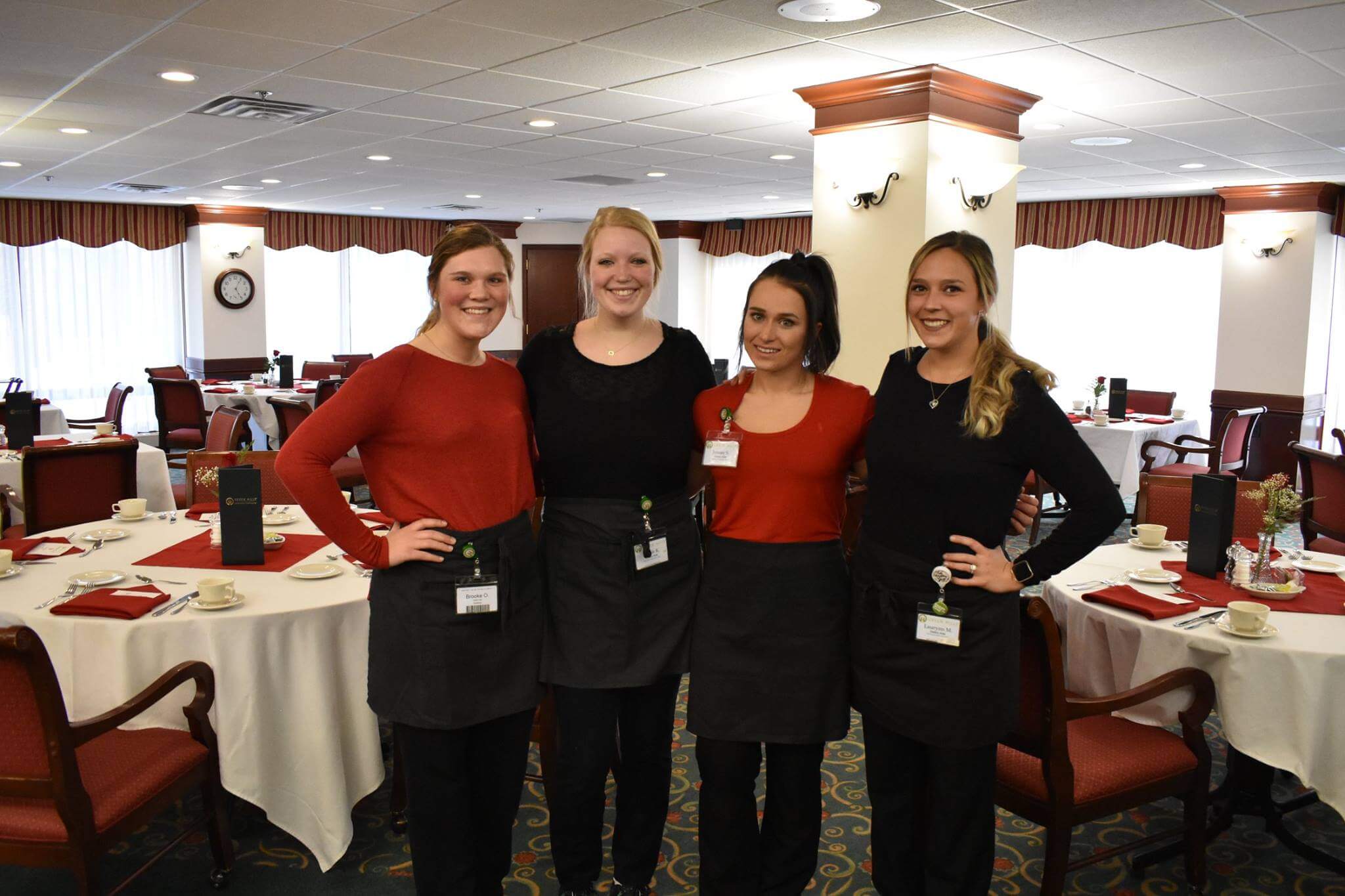 51849485_10157020826117008_1105001085606559744_n dining staff