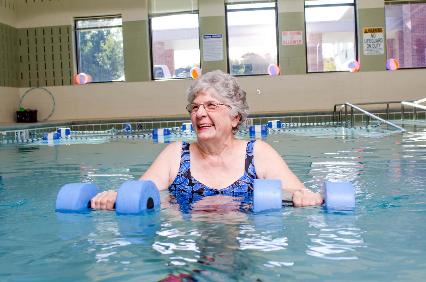 Eliene-Pool-Wellness-(1) senior woman in pool